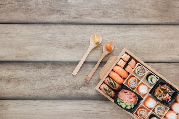 Composición flat lay de sushi con copyspace