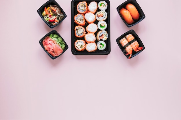 Foto gratuita composición flat lay de sushi con copyspace