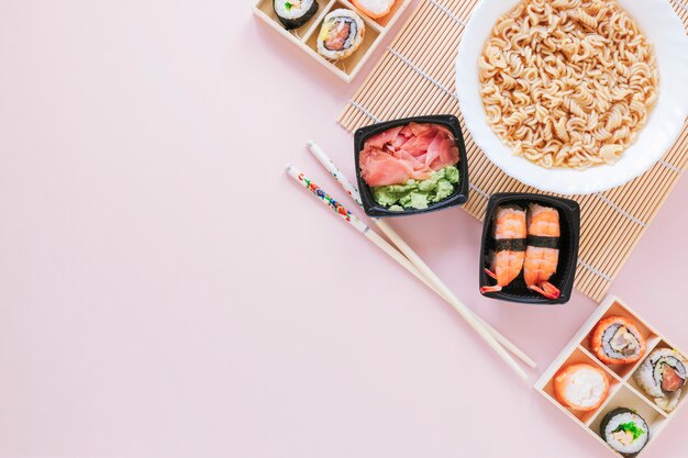 Foto gratuita composición flat lay de sushi con copyspace