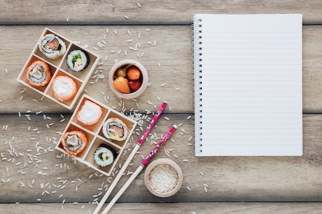 Foto gratuita composición flat lay de sushi con plantilla de libreta