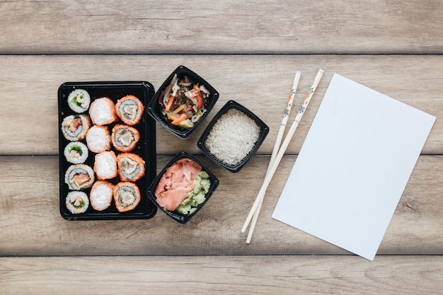 Composición flat lay de sushi con plantilla de papel