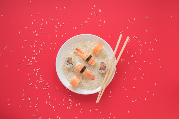 Composición flat lay de sushi