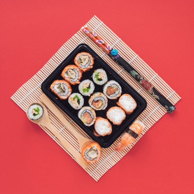 Composición flat lay de sushi