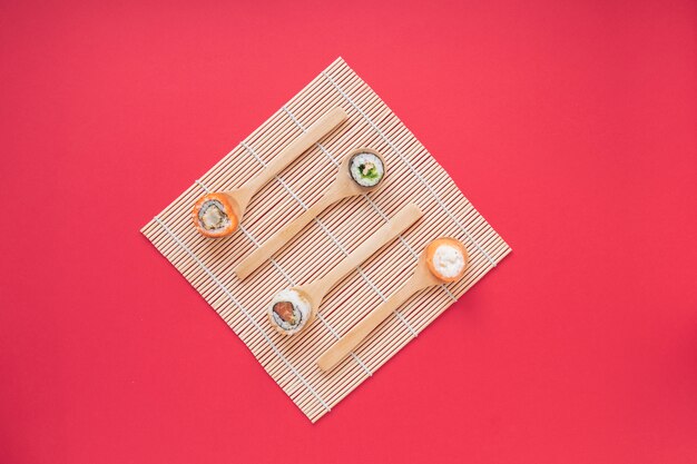 Composición flat lay de sushi