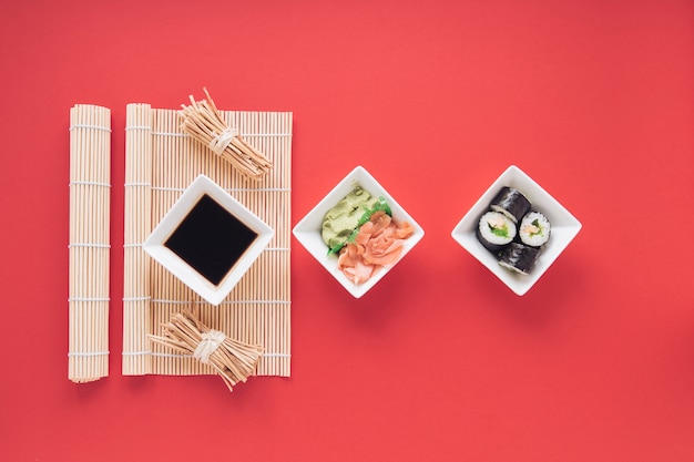 Composición flat lay de sushi