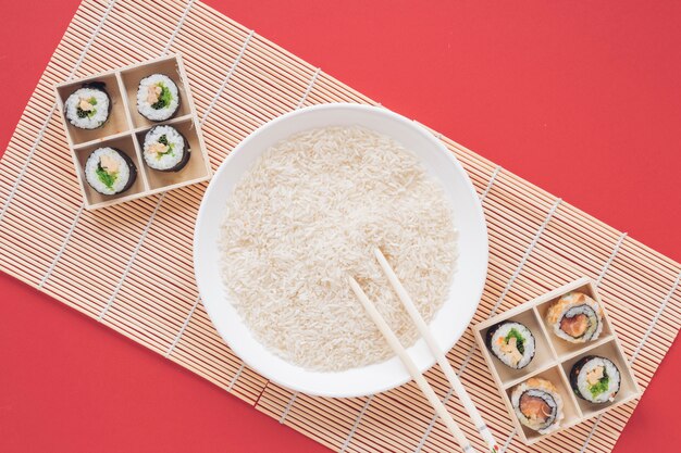 Composición flat lay de sushi