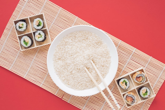 Composición flat lay de sushi