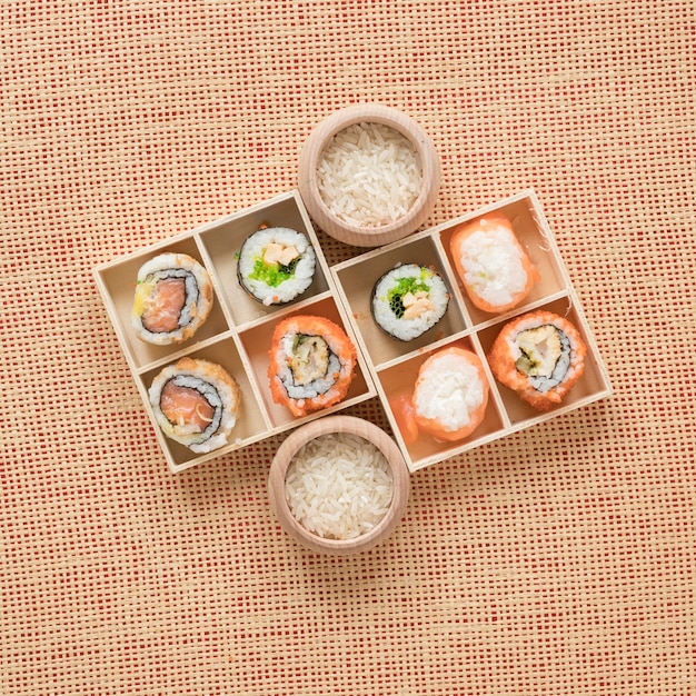 Composición flat lay de sushi