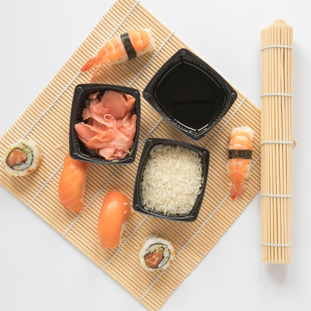 Composición flat lay de sushi