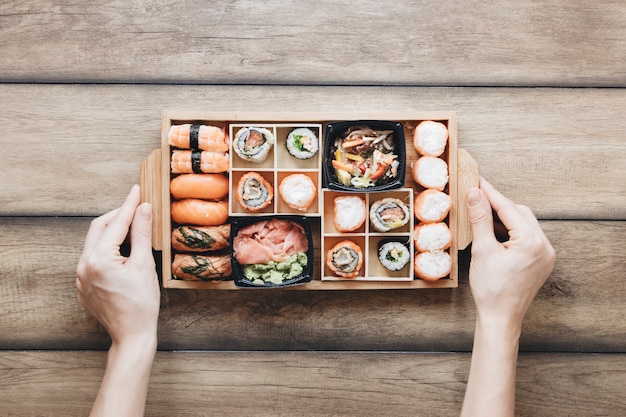 Foto gratuita composición flat lay de sushi