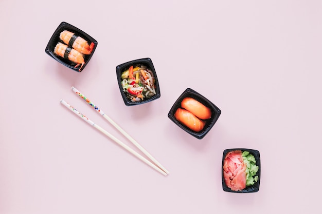 Composición flat lay de sushi