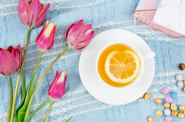 Composición flat lay de té con flores
