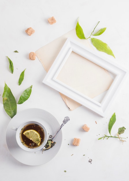 Foto gratuita composición flat lay de té con marco