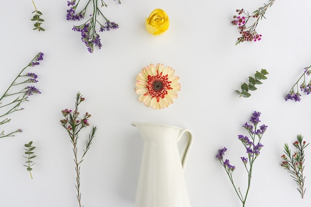 Composición floral con jarrón decorativo