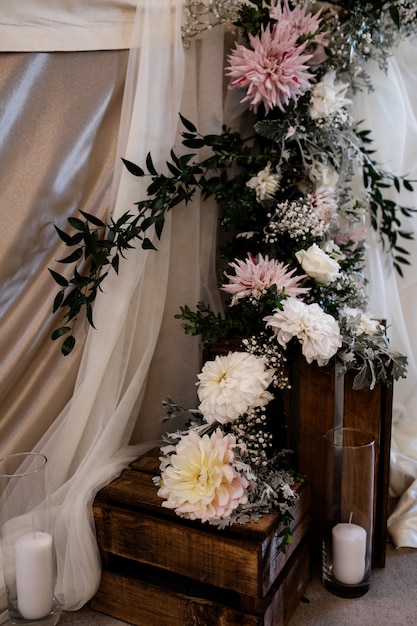 Composición floral con velas en las cajas de madera para la ceremonia de la boda.