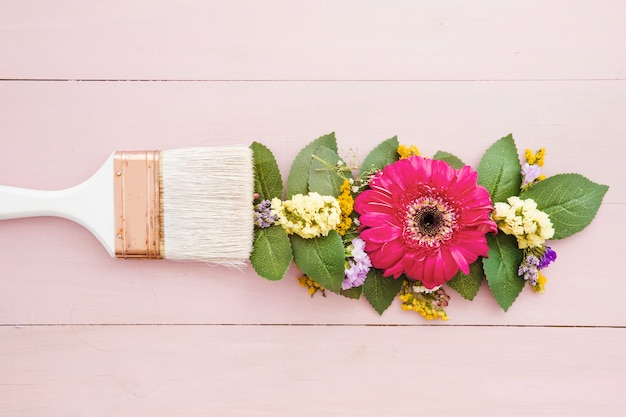 Foto gratuita composición de flores cerca del pincel