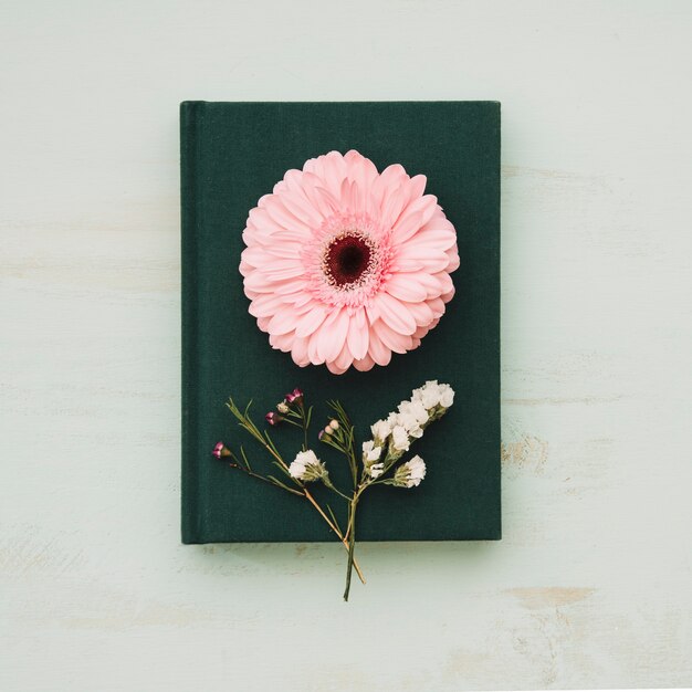 Composición de flores en el cuaderno