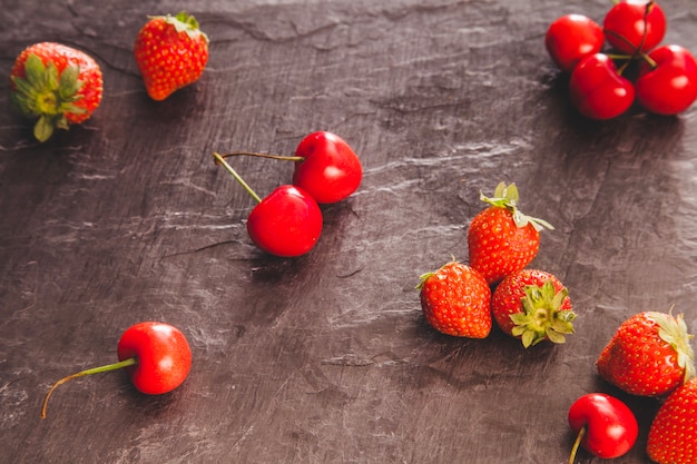 Foto gratuita composición fresca con frutas rojas