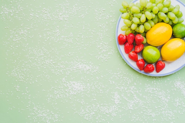 Foto gratuita composición con fruta y coco rallado