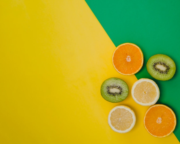 Composición con frutas cítricas en la esquina