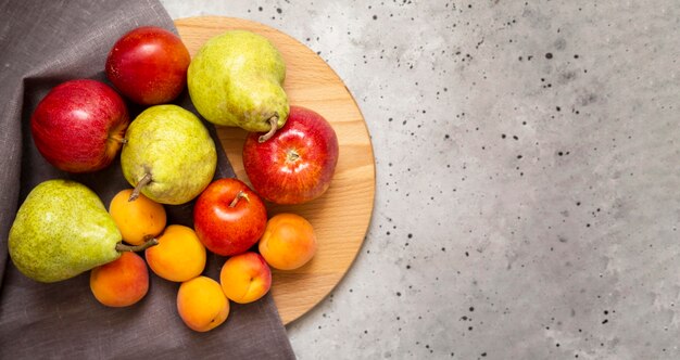 Composición de frutas frescas otoñales con espacio de copia