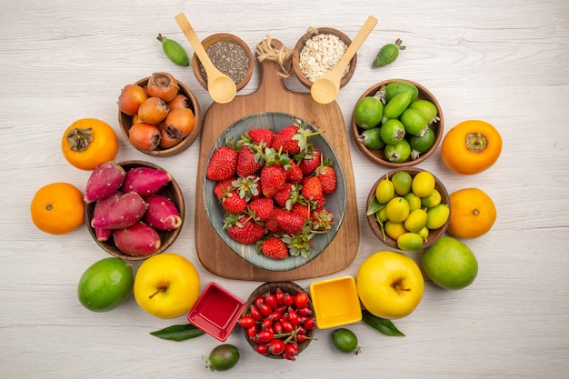 Composición de frutas frescas de vista superior sobre fondo blanco