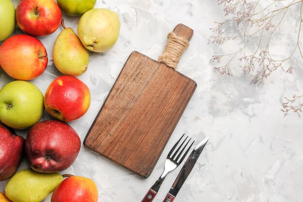 Composición de frutas frescas de vista superior sobre fondo blanco