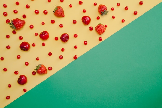 Foto gratuita composición de frutas rojas con espacio para copiar