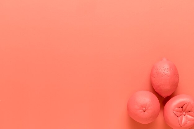 Composición de frutas teñidas en color rosa.