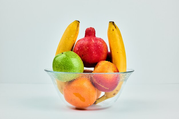 Composición de frutas en un vaso.