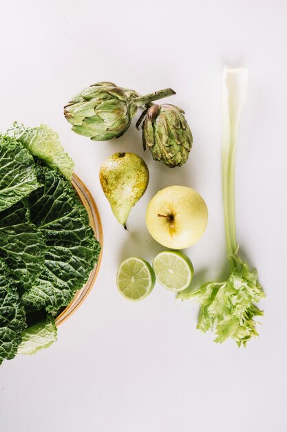 Composición de frutas y verduras verdes