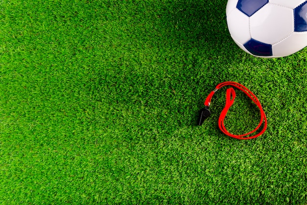 Foto gratuita composición de fútbol con copyspace y pelota