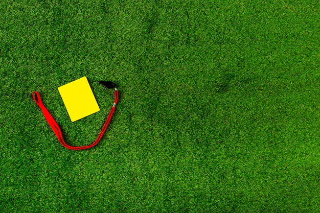 Composición de fútbol con copyspace y tarjeta amarilla