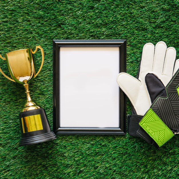 Composición de fútbol con marco y guantes de portero