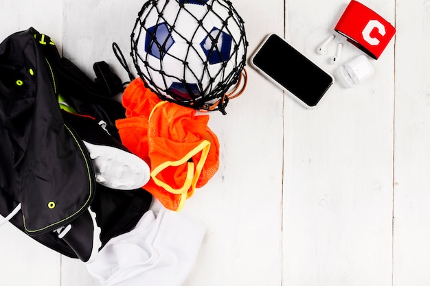 Foto gratuita composición de fútbol con pelota en red y mochila