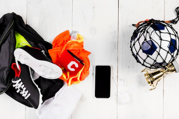 Foto gratuita composición de fútbol con pelota en red y mochila