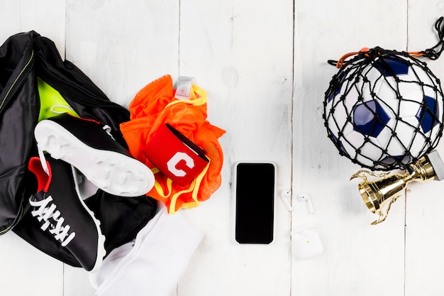 Composición de fútbol con pelota en red y mochila