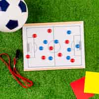 Foto gratuita composición de fútbol y tabla de táctica blanca