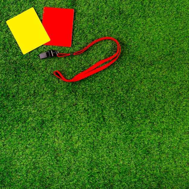 Composición de fútbol con tarjetas amarilla y roja