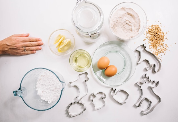 Foto gratuita composición de galletas de navidad con mano