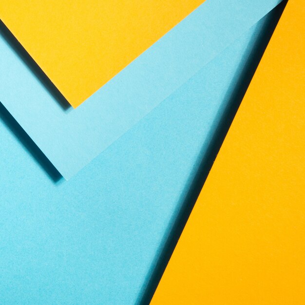 composición geométrica realizada con cartón azul y amarillo