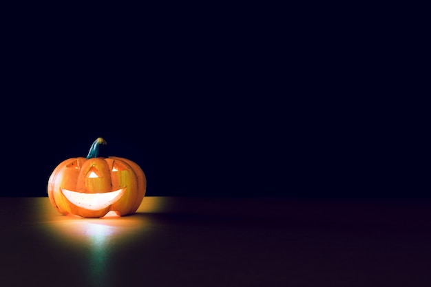 Foto gratuita composición para halloween con calabaza iluminada