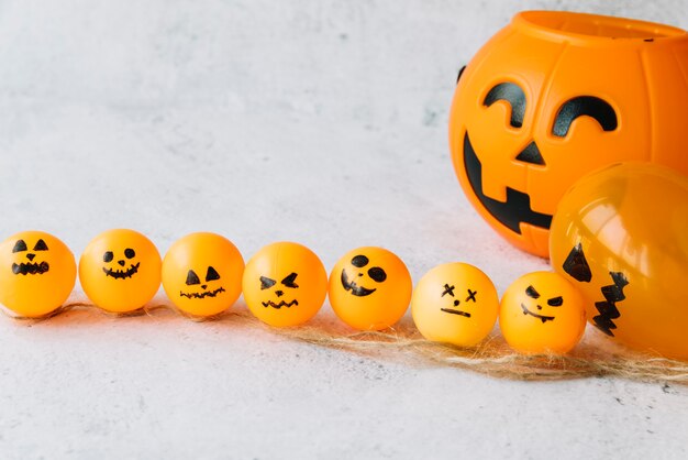 Composición de Halloween con cesta de calabaza y globo