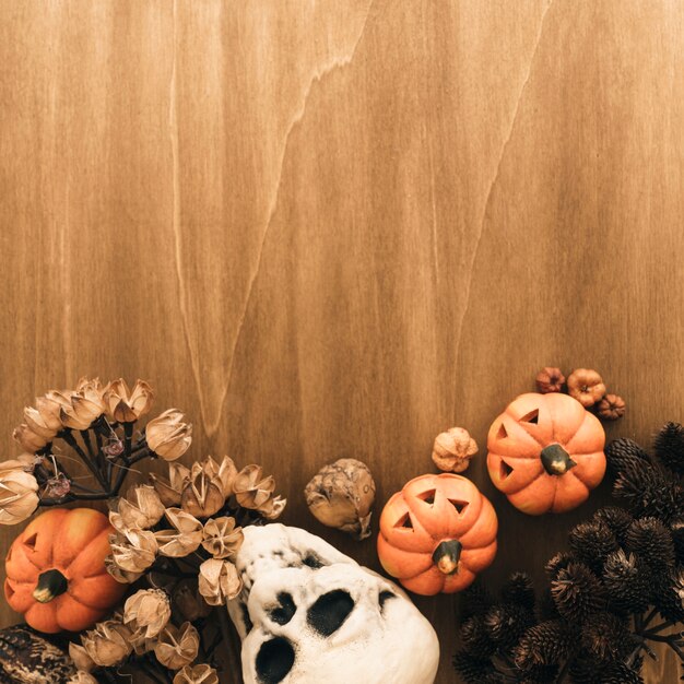 Composición de halloween con cráneo y espacio