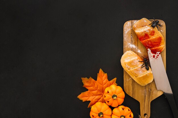 Composición de halloween con cuchillo y pan