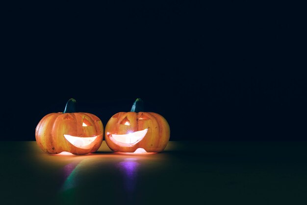 Composición para halloween con dos calabazas iluminadas