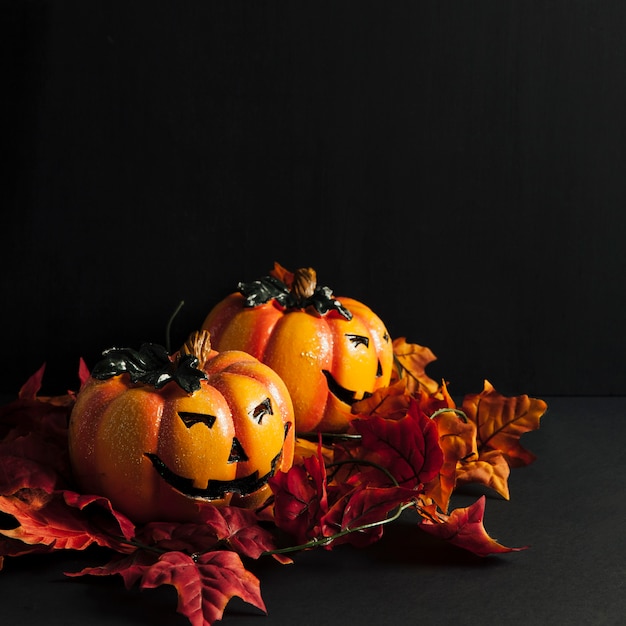 Composición para halloween con dos calabazas malvadas