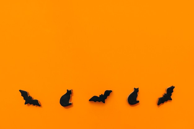 Composición de halloween con galletas en forma de animales