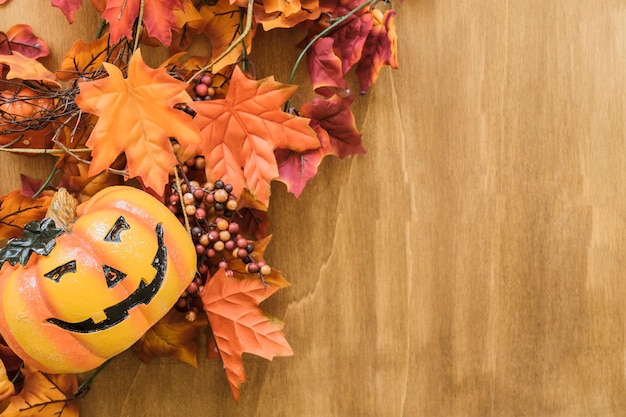 Composición de halloween con hojas de otoño y calabaza