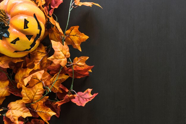 Composición para halloween con hojas de otoño y espacio